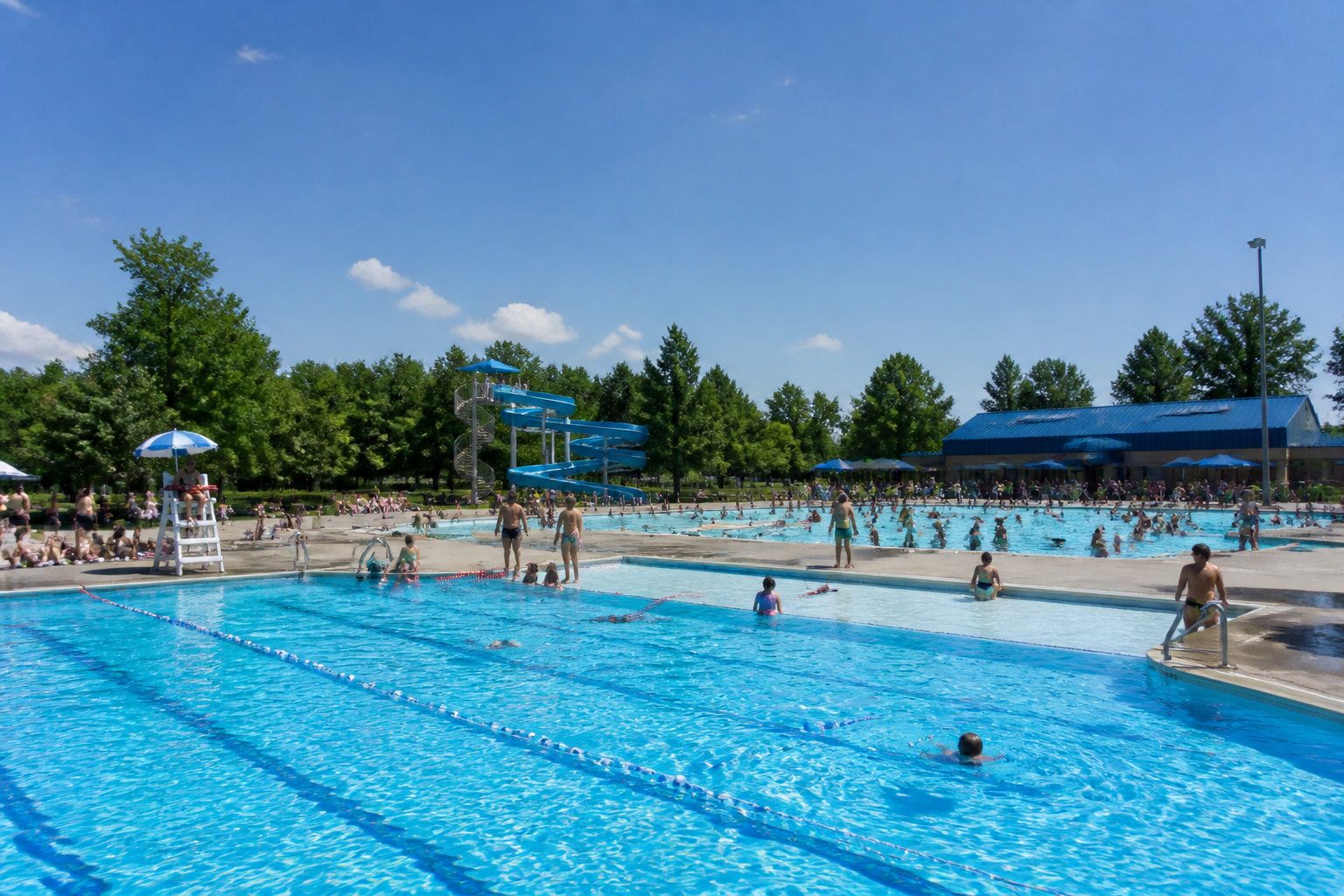 Pourquoi la piscine plein air est l'alliée de vos étés