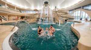 Une famille heureuse s'amuse dans le bassin de jeux pour enfants de l'Aquaboulevard.