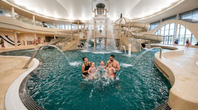 Une famille heureuse s'amuse dans le bassin de jeux pour enfants de l'Aquaboulevard.