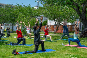 Famille recomposée en sortie dans un parc avec enfants d’âges différents et activité simple