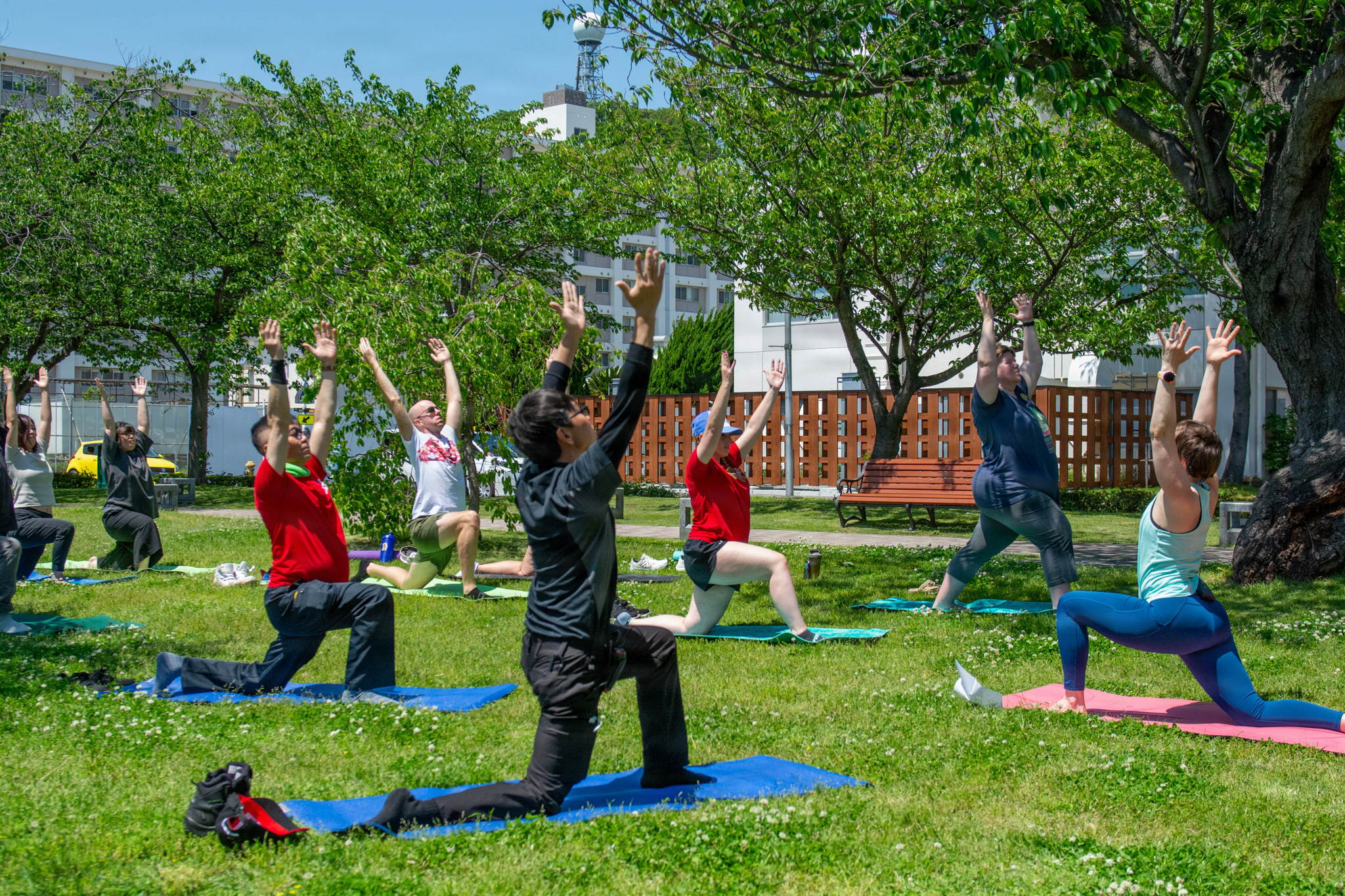 Famille recomposée en sortie dans un parc avec enfants d’âges différents et activité simple