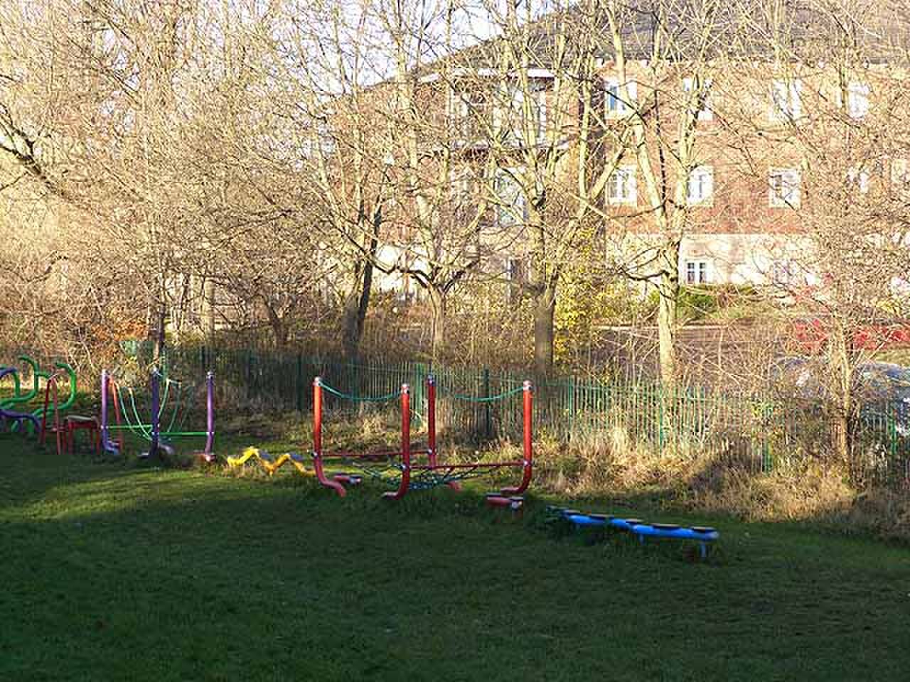Parcours coopératif de jardin avec seau, balle et plots pour enfants