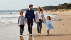 Famille sur une plage atlantique, enfants au bord de l’eau, lumière claire